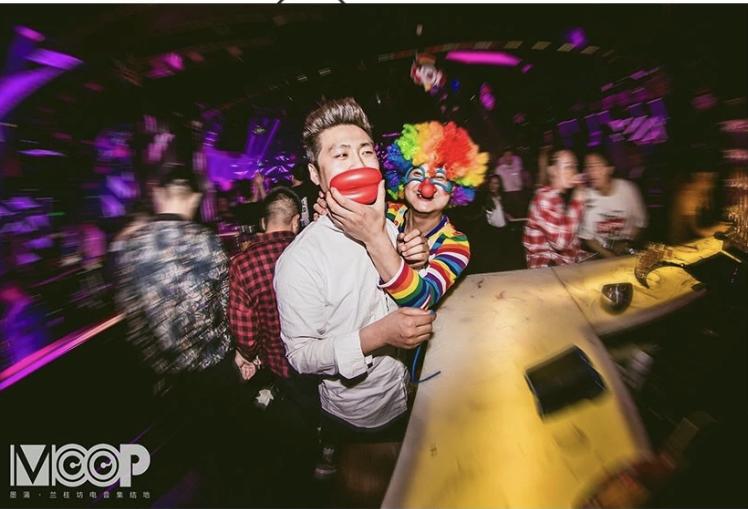 第一次去夜店酒吧，怎样装作经常去的样子？实用技能get→