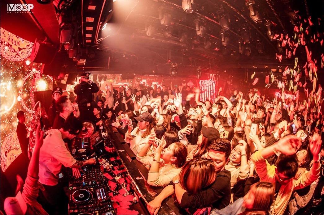 第一次去夜店酒吧，怎样装作经常去的样子？实用技能get→