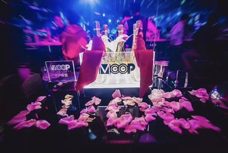 第一次去夜店酒吧，怎样装作经常去的样子？实用技能get→