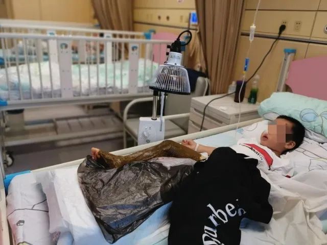 男孩摸了下“花蘑菇”，整个手变黑差点没命！夏天千万当心它