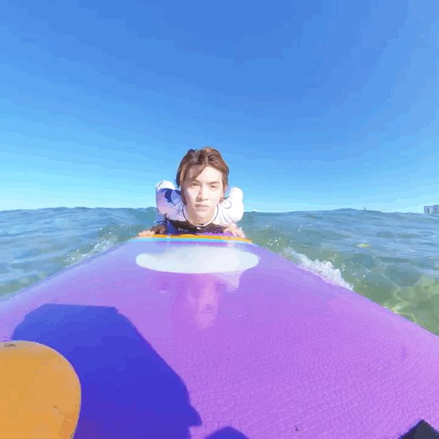 冲浪馆坐风破浪,海上冲浪坐风破浪