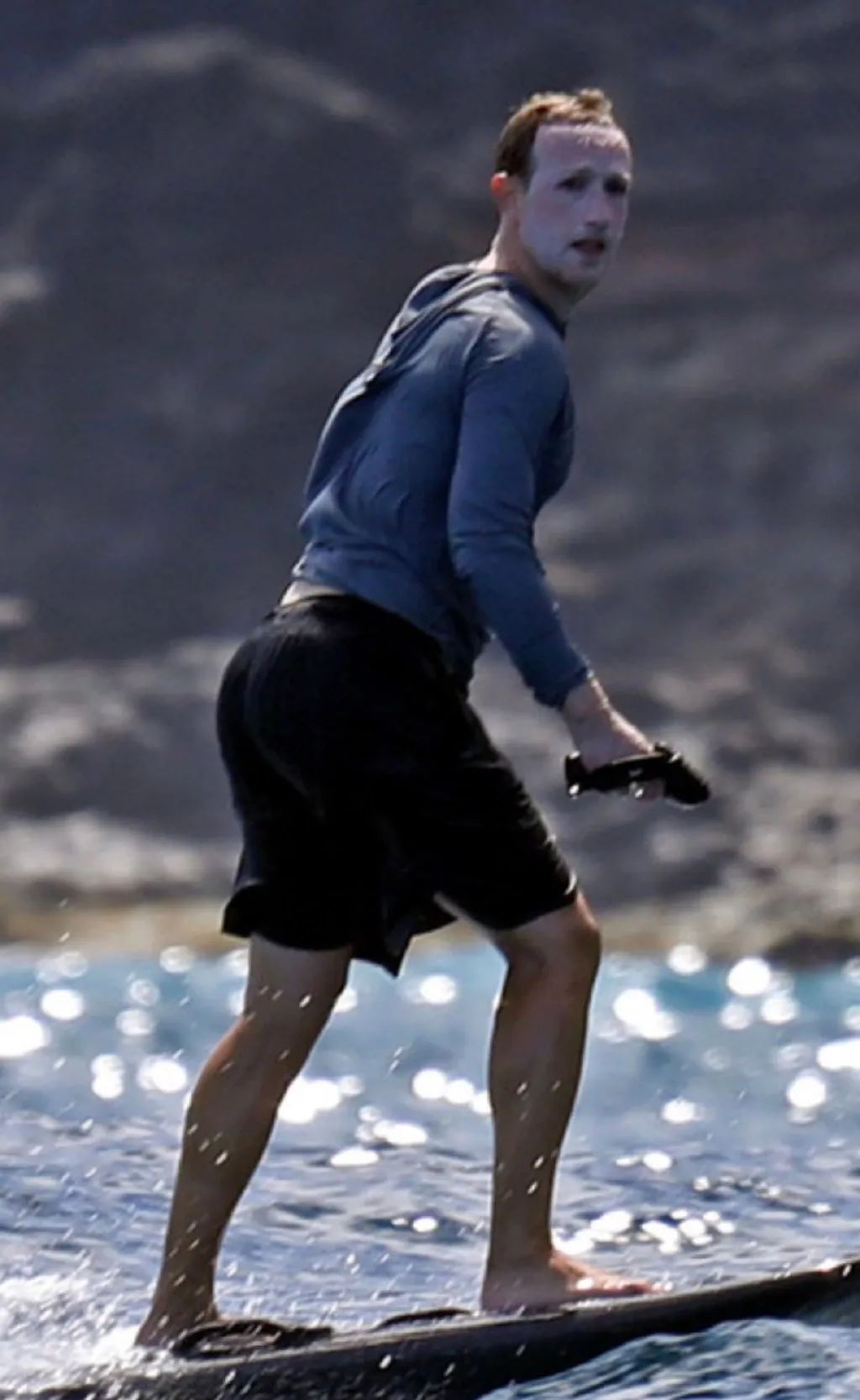 冲浪馆坐风破浪,海上冲浪坐风破浪