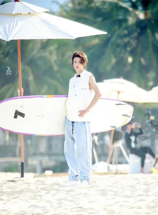 冲浪馆坐风破浪,海上冲浪坐风破浪