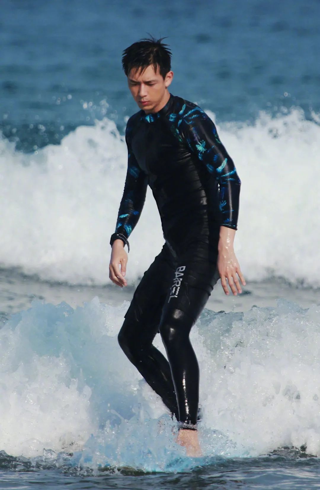 冲浪馆坐风破浪,海上冲浪坐风破浪