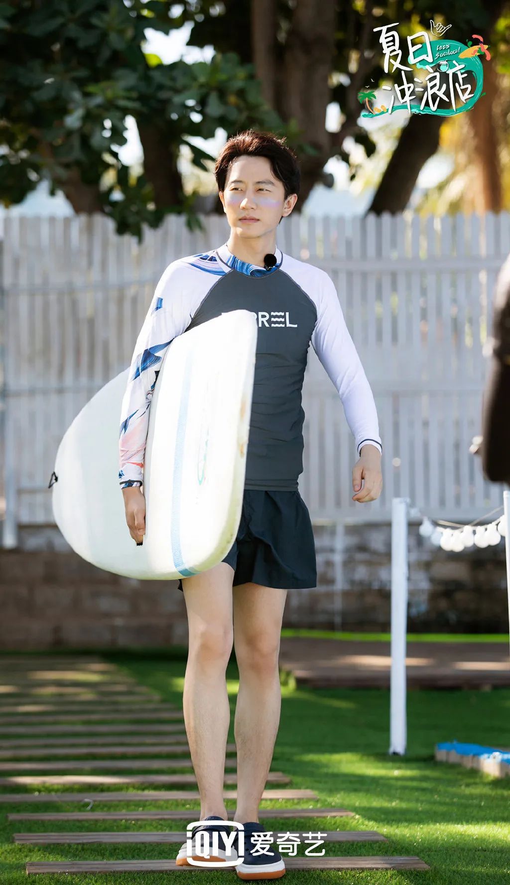 冲浪馆坐风破浪,海上冲浪坐风破浪