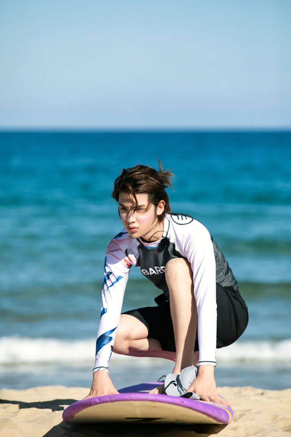 冲浪馆坐风破浪,海上冲浪坐风破浪