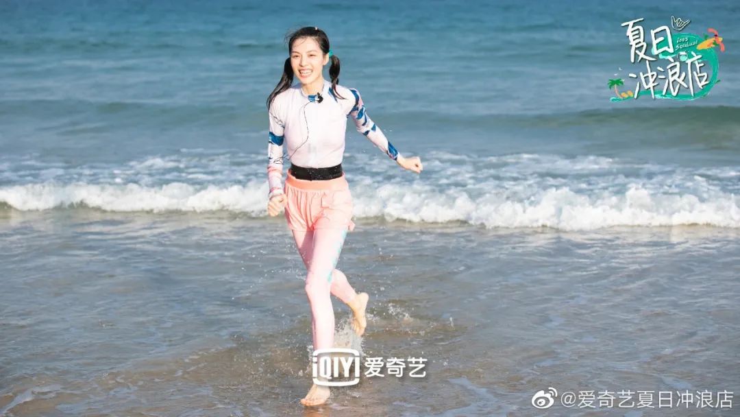 冲浪馆坐风破浪,海上冲浪坐风破浪