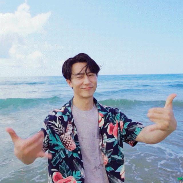 冲浪馆坐风破浪,海上冲浪坐风破浪