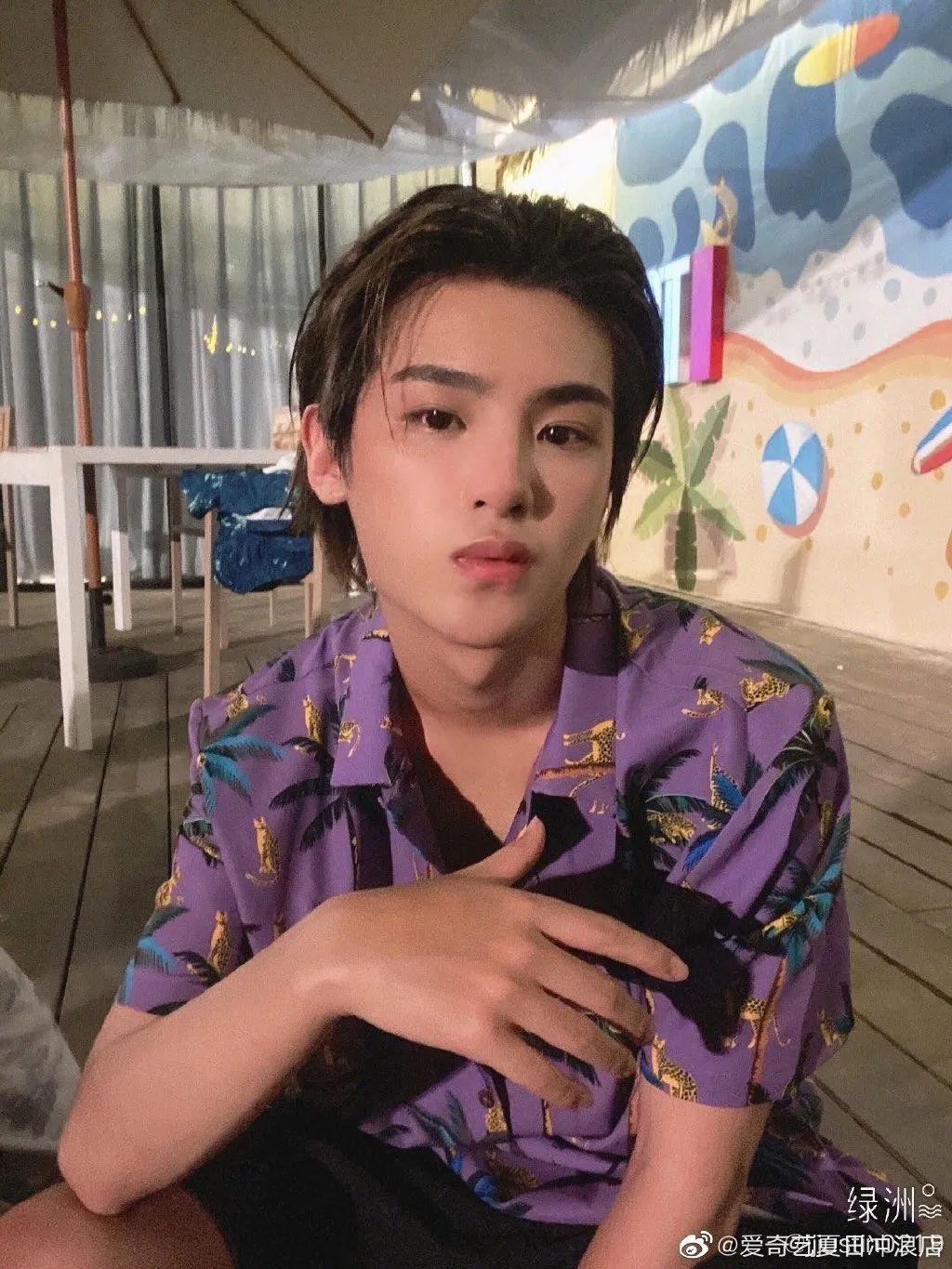 冲浪馆坐风破浪,海上冲浪坐风破浪