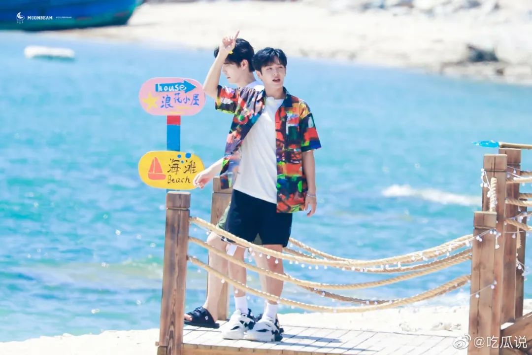 冲浪馆坐风破浪,海上冲浪坐风破浪