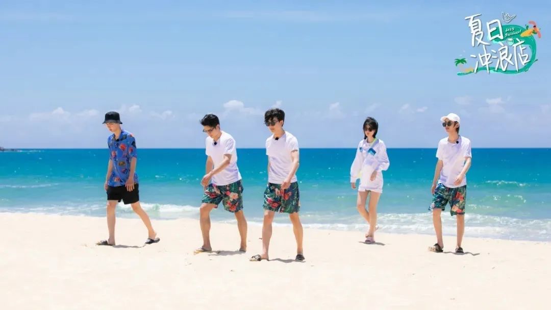 冲浪馆坐风破浪,海上冲浪坐风破浪