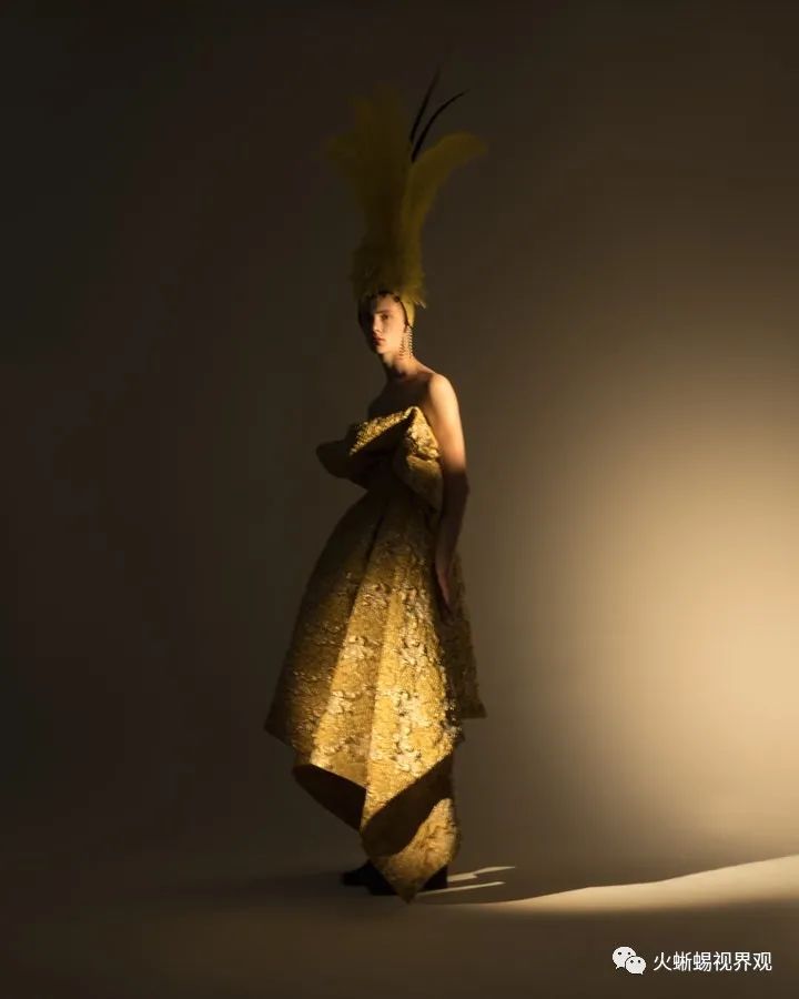 2022备受瞩目的设计作品,精致的服装设计能突出女性的色彩