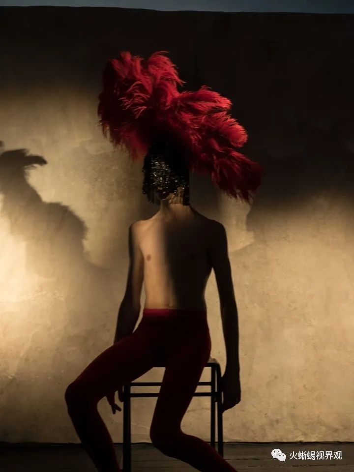 2022备受瞩目的设计作品,精致的服装设计能突出女性的色彩