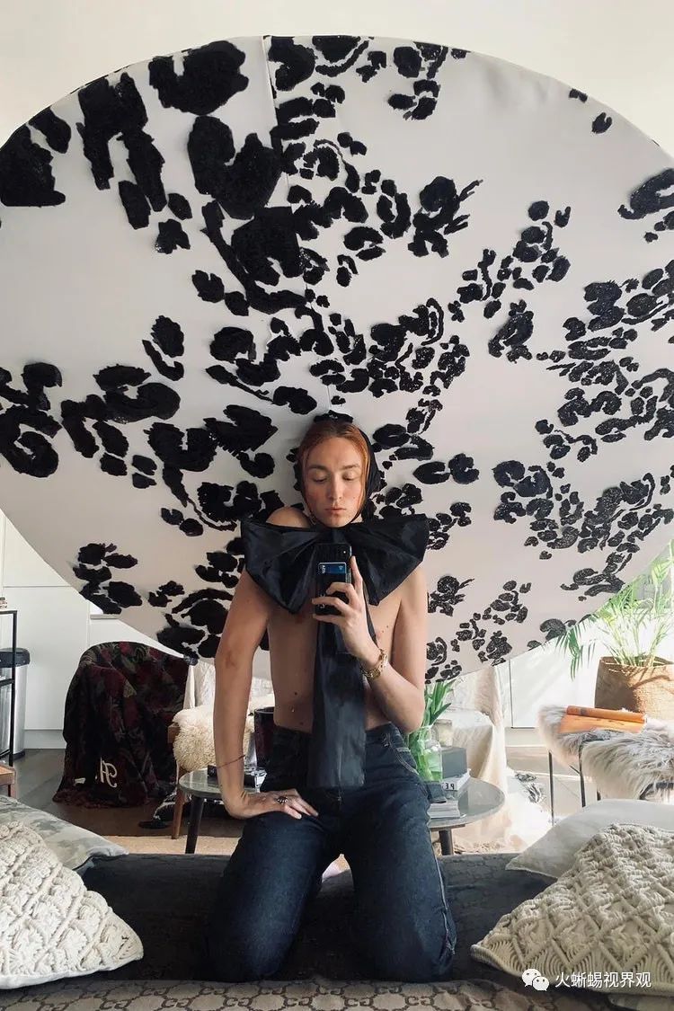 2022备受瞩目的设计作品,精致的服装设计能突出女性的色彩