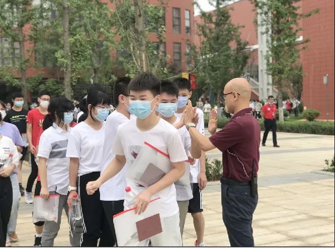 厉害!这所学校有魔力,老师是细节控,学生是自律狂!