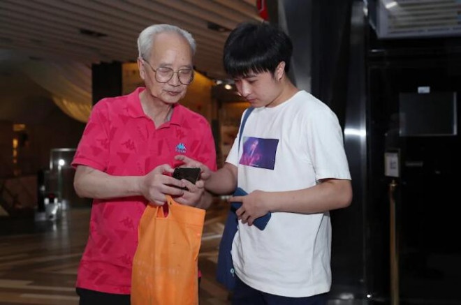 最老影迷分享与银幕的坚守,直击23届上影节直播短片