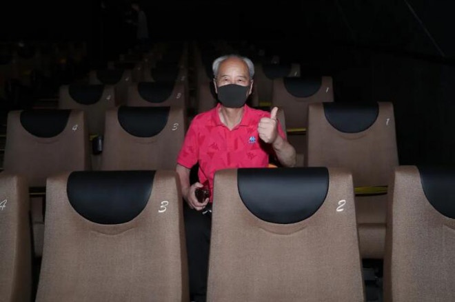 最老影迷分享与银幕的坚守,直击23届上影节直播短片