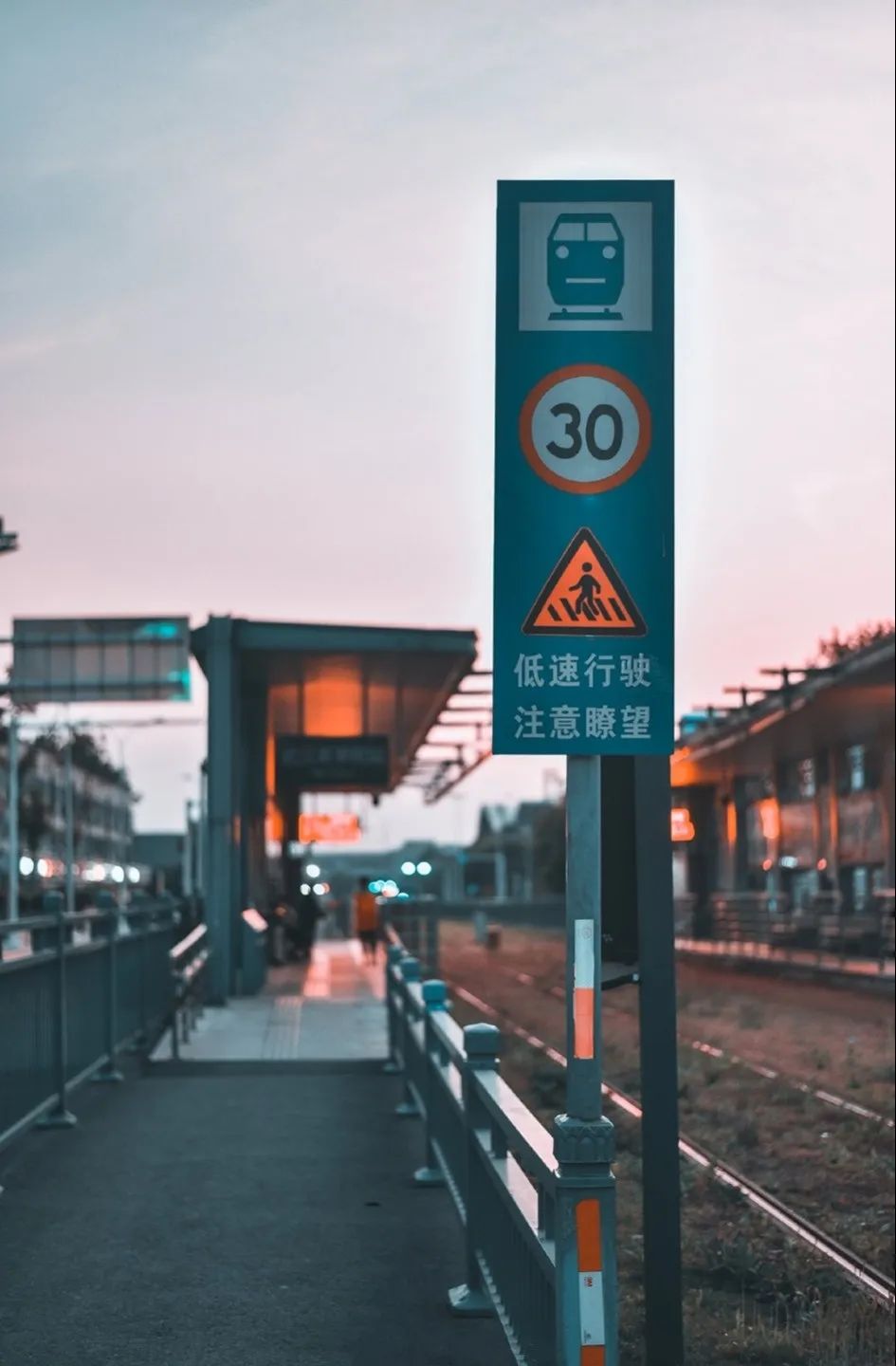 你好这里是成都翻译英文,你知道武汉商学院么