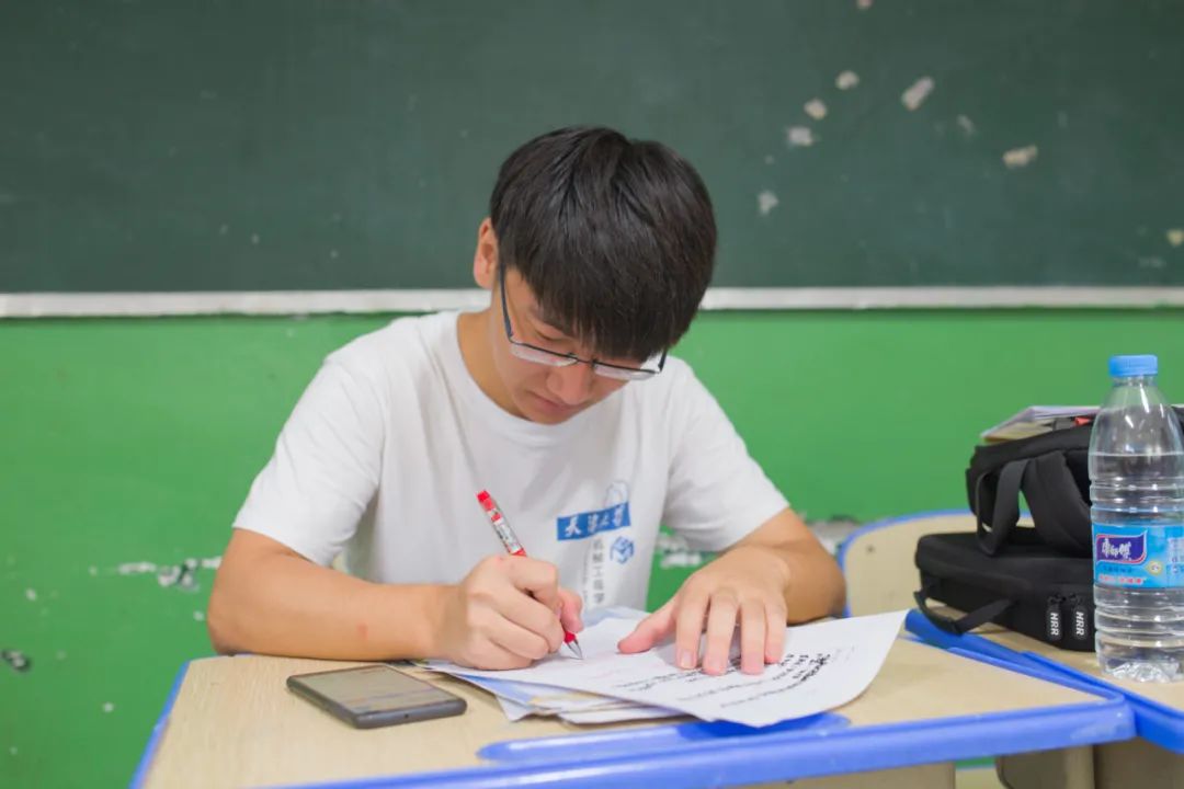 当年仅超一分进入天大,现在高数100,大物99…专业第一逆袭的大学生活是什么样?