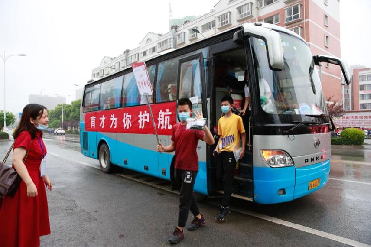 直属高中升学率40%,普高入读率100%是如何炼成的?专访大足重庆龙水湖育才中学校长杨汉川