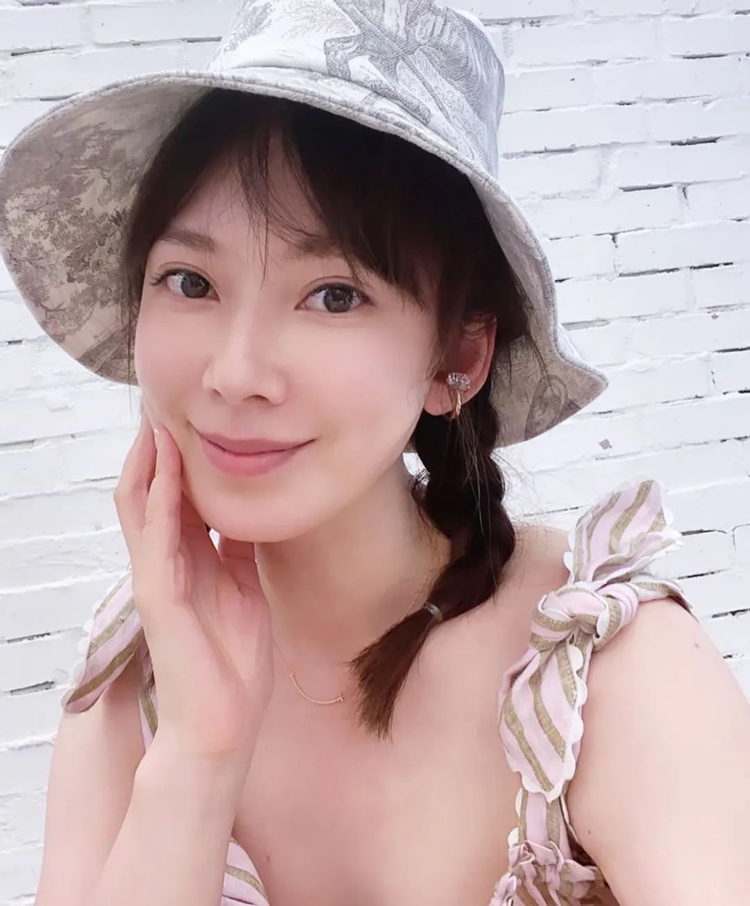 41岁“嗲精”撩遍娱乐圈男神,迷倒音乐教父!扭头嫁入亿万豪门!网友:她凭啥这么“浪”