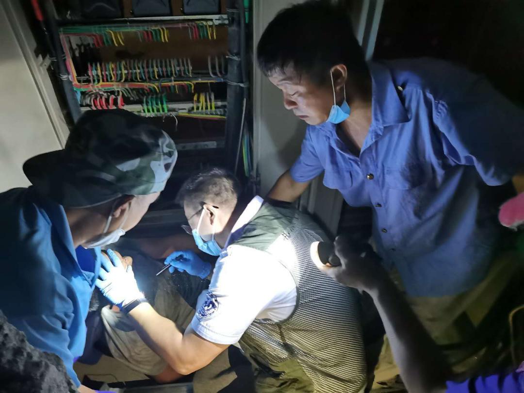 在家假装在抢救室里电击救治病人,抢救电击治疗