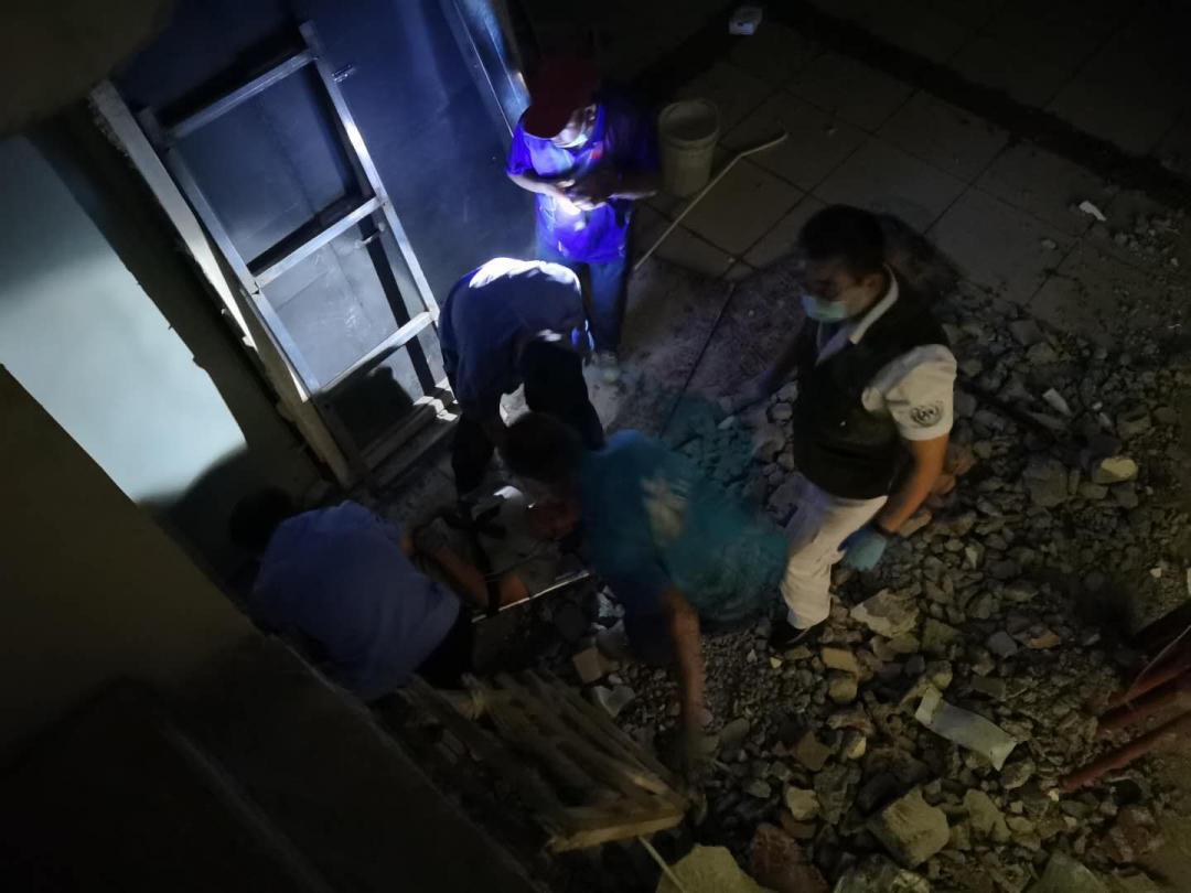 在家假装在抢救室里电击救治病人,抢救电击治疗