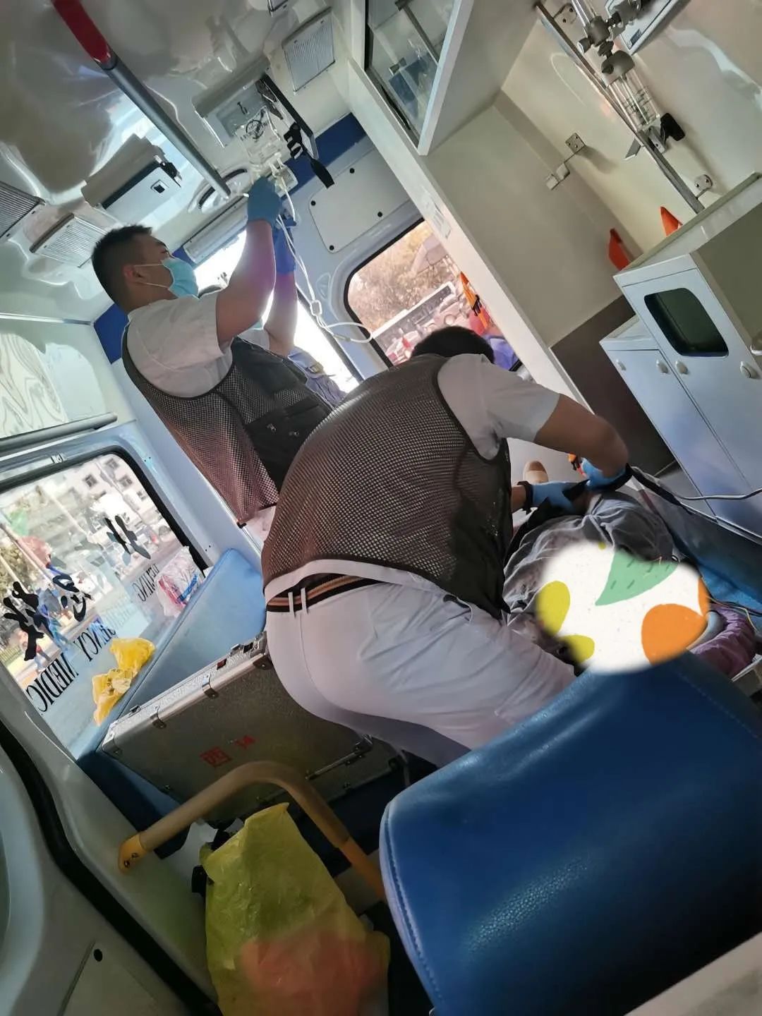 在家假装在抢救室里电击救治病人,抢救电击治疗