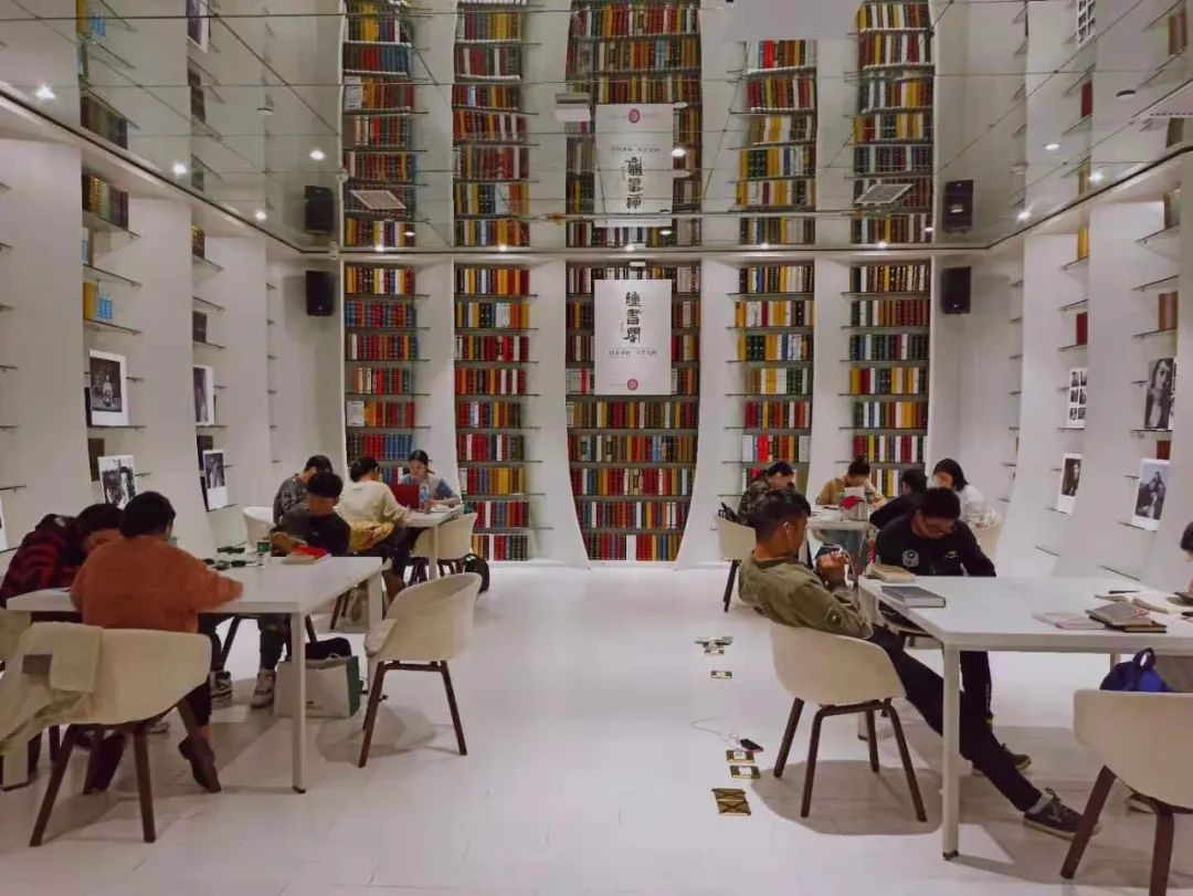 27岁突发耳聋，她却成了月入5万的自由职业者——一个平凡女孩可以如何对抗命运