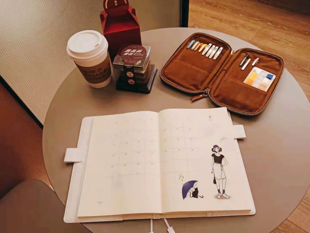 27岁突发耳聋，她却成了月入5万的自由职业者——一个平凡女孩可以如何对抗命运