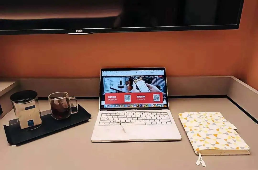 27岁突发耳聋，她却成了月入5万的自由职业者——一个平凡女孩可以如何对抗命运