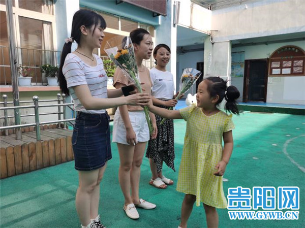遵义一幼儿园刚毕业一周的孩子直呼老师“丹姐”“香香”“老王”，老师却很开心……