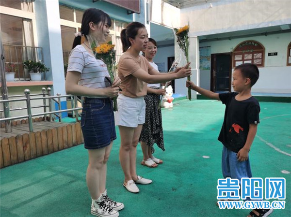 遵义一幼儿园刚毕业一周的孩子直呼老师“丹姐”“香香”“老王”，老师却很开心……