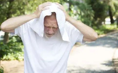 烈日下大量出汗防中暑应该喝什么,在烈日下如何预防中暑