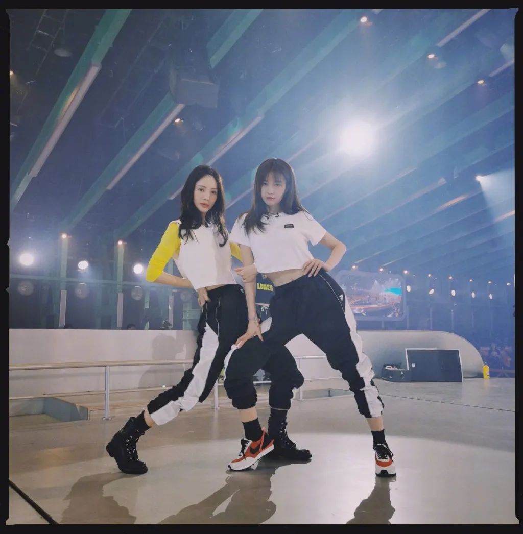 《姐姐》到四公，姐姐们已成专业运动鞋鉴赏团