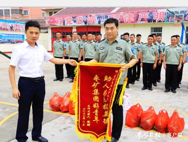 四岁男孩意外摔伤,朱西宝雨中停车伸援手