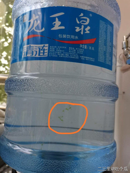 安康桶装龙王泉水中竟发现青苔？商家：开封后存放不宜超过7天