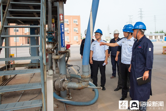 顶着高温在烈日中执勤,顶烈日抗高温视频