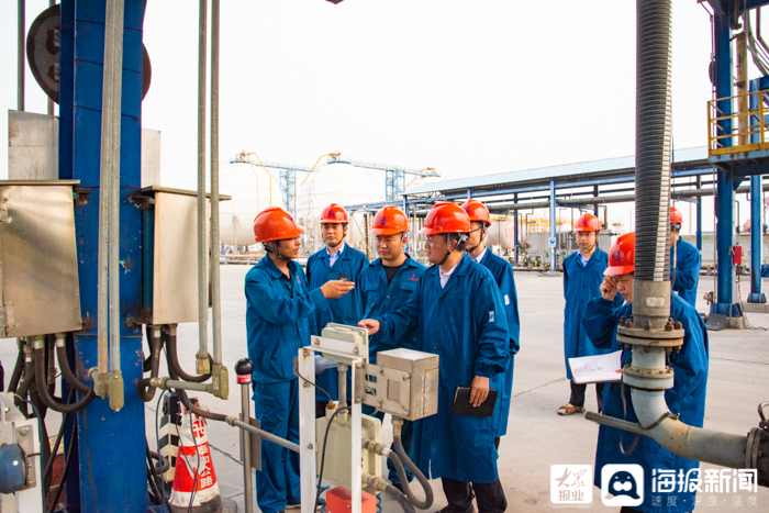 顶着高温在烈日中执勤,顶烈日抗高温视频