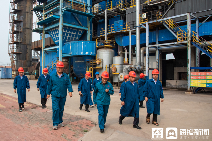 顶着高温在烈日中执勤,顶烈日抗高温视频