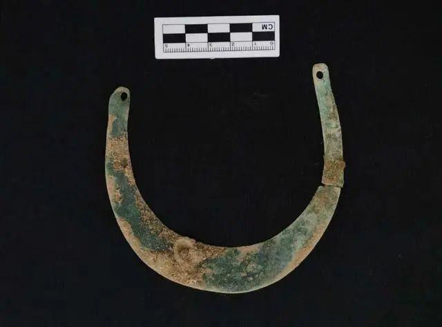 中学足球场发现石棺墓,成都足球场古墓发掘