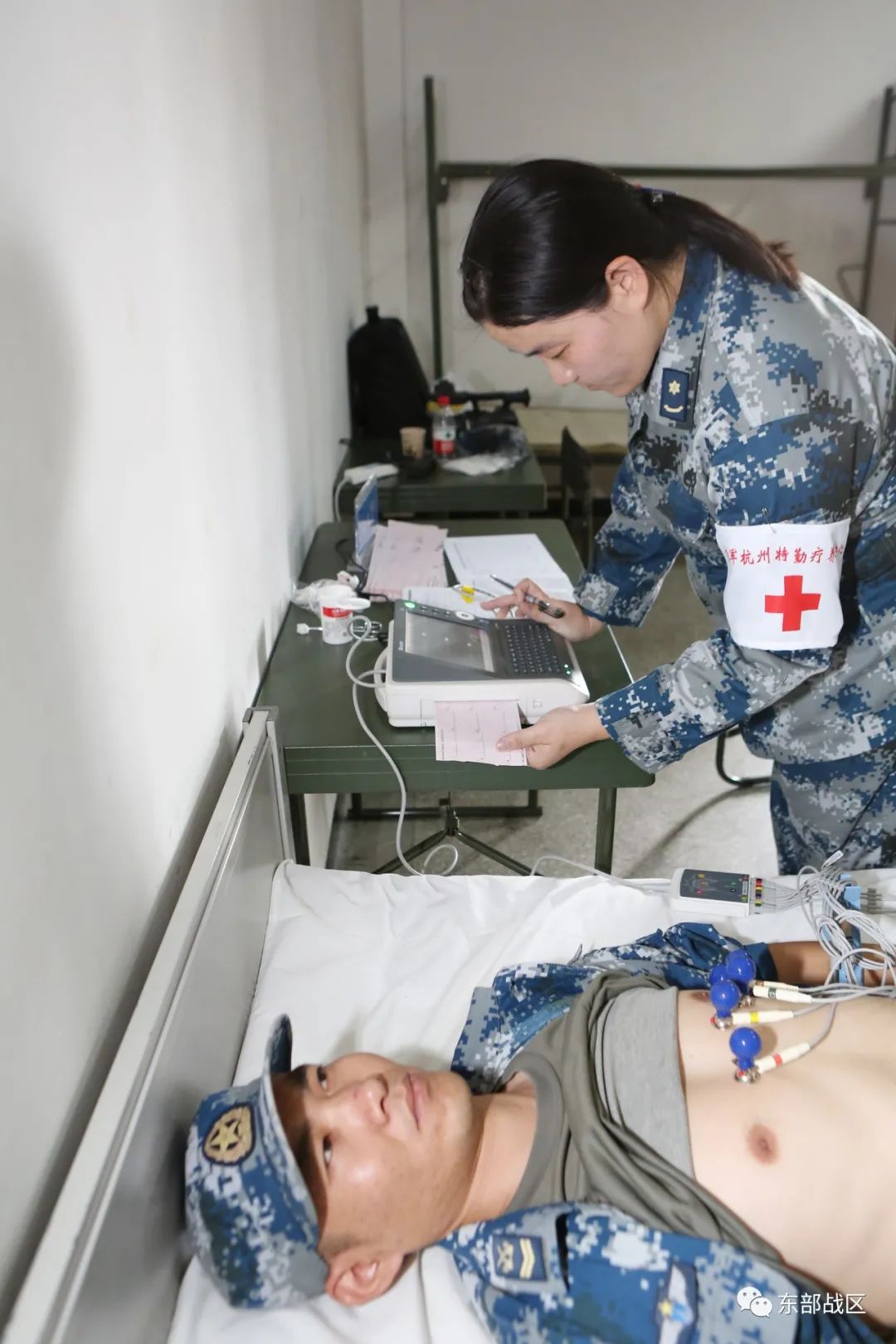 关注｜给力！空军医疗专家把流动诊室开到了雪域边关