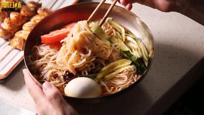 火爆全网的东北烧烤店,东北火的烧烤店