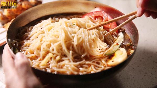 火爆全网的东北烧烤店,东北火的烧烤店