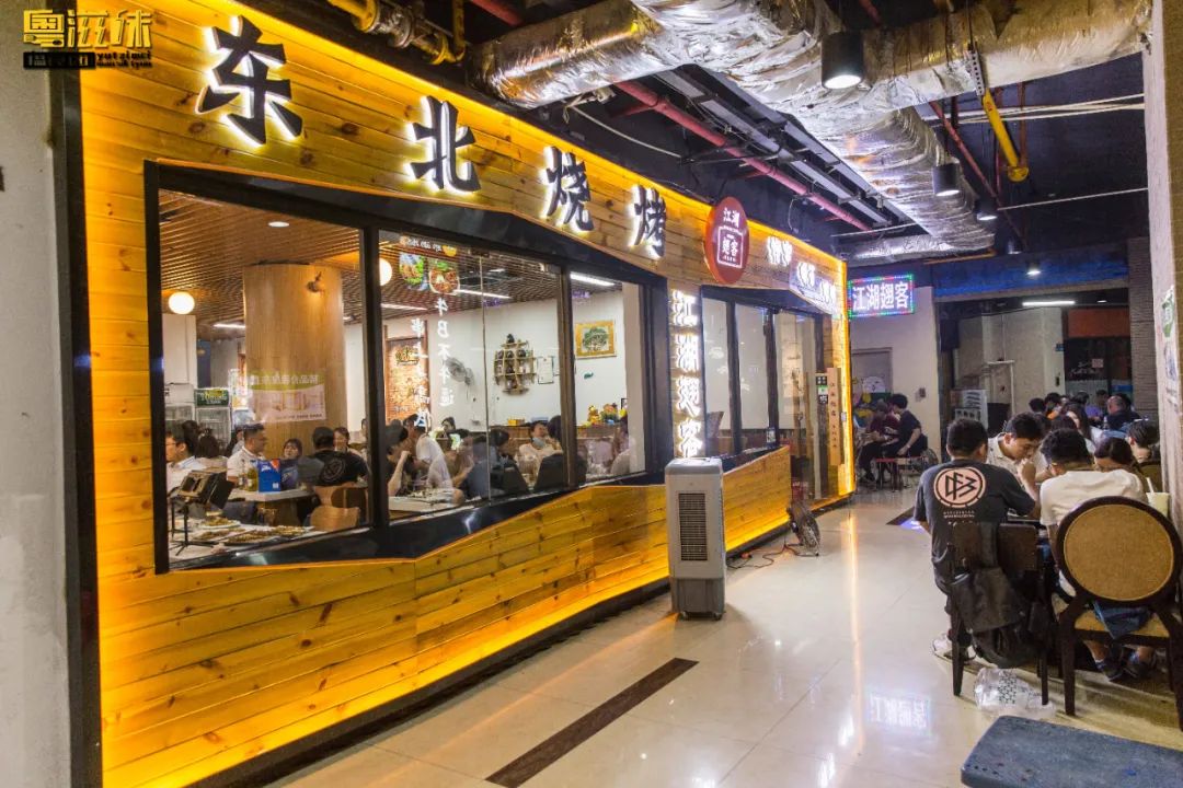 火爆全网的东北烧烤店,东北火的烧烤店