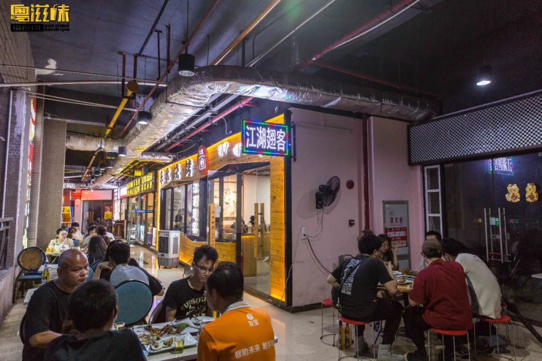 火爆全网的东北烧烤店,东北火的烧烤店