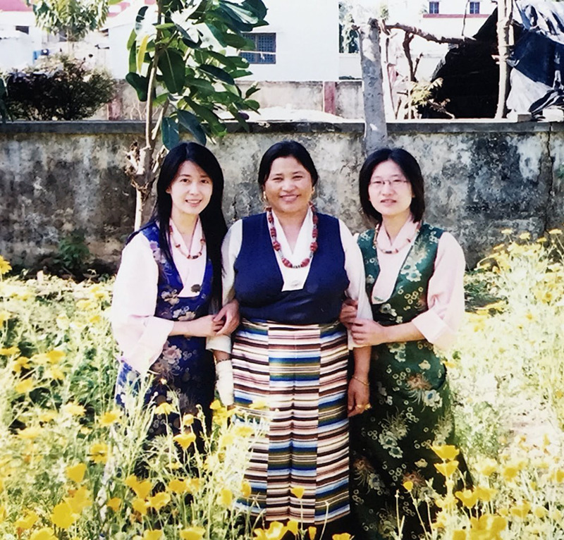 51岁孟庭苇罕见晒旧照，30年一直冻龄如少女，意外撞脸周慧敏