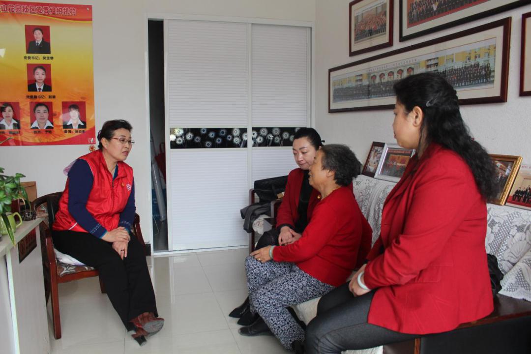 「好好学习」《社区居民就是我亲人——访长春市长山花园社区书记、居委会主任吴亚琴》