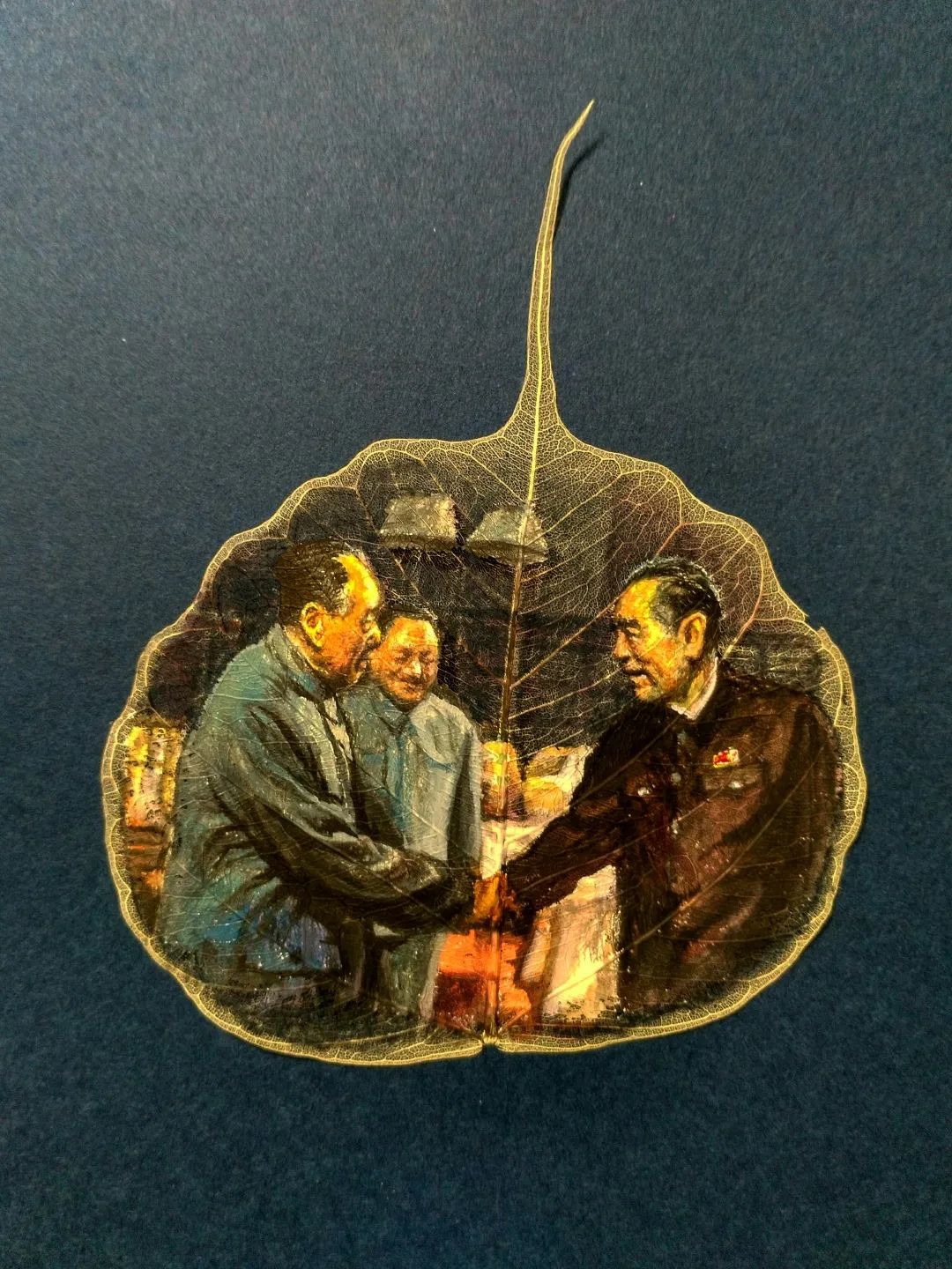 绝了！这个闵行人在薄如蝉翼的叶脉上作画