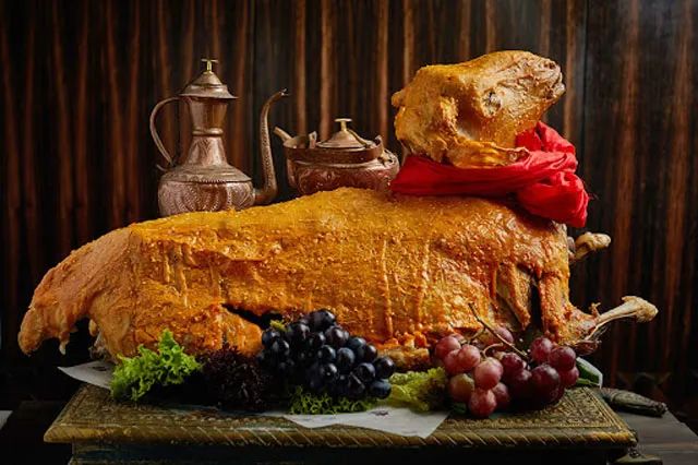 西门大官人,你这样浪费粮食是要出事的